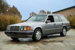 Imagen 10/50 de Mercedes-Benz 200 TE (1992)