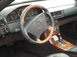 Image 18/50 of Mercedes-Benz 500 SL (1991)