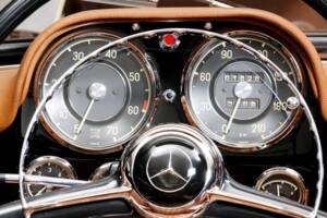 Afbeelding 18/27 van Mercedes-Benz 190 SL (1960)
