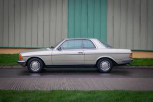 Image 3/30 de Mercedes-Benz 280 CE (1980)