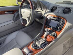 Image 45/89 of Mercedes-Benz SL 500 (2002)