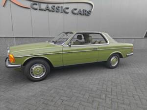 Immagine 10/50 di Mercedes-Benz 230 CE (1982)