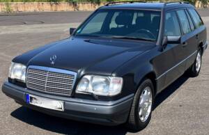 Bild 3/41 von Mercedes-Benz E 220 T (1995)