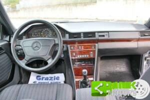 Bild 2/10 von Mercedes-Benz E 200 (1994)