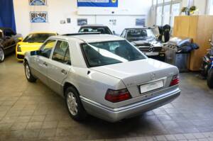 Image 7/33 of Mercedes-Benz E 300 Diesel (1994)