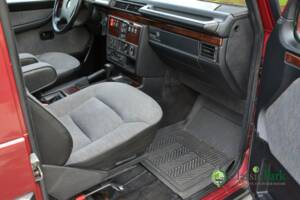 Image 14/49 de Mercedes-Benz 230 GE (SWB) (1993)