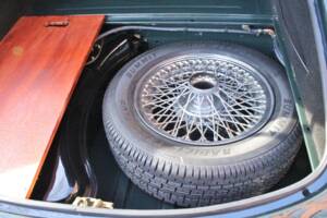 Image 13/21 de Jaguar E-Type (1969)