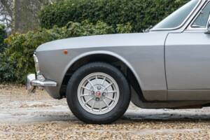 Image 10/50 de Alfa Romeo Giulia GT 1300 Junior (1972)