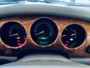Image 10/15 de Jaguar XJ 8 Executive (1998)