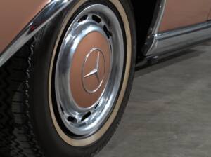 Image 25/57 of Mercedes-Benz 280 SE 3,5 (1971)