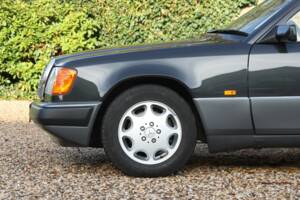 Image 28/50 of Mercedes-Benz 200 E (1992)