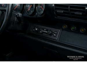 Image 25/28 de Porsche 911 Carrera 4 (1990)