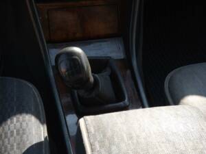Afbeelding 26/50 van Mercedes-Benz 250 TD Turbo (1992)