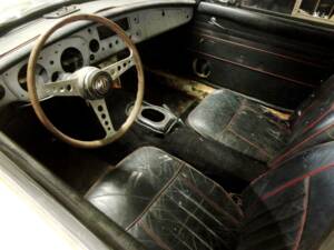 Image 29/34 of MG MGB GT (1970)