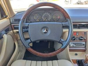 Image 7/50 of Mercedes-Benz 300 SE (1990)