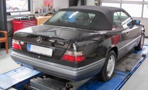 Image 96/171 of Mercedes-Benz E 220 (1994)