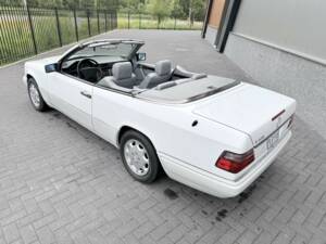Imagen 12/41 de Mercedes-Benz E 320 (1995)