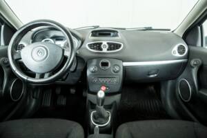 Imagen 11/15 de Renault Clio III 1.4 16V (2006)