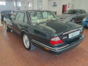 Bild 7/50 von Jaguar XJ 8 Executive (1998)