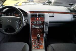 Bild 23/38 von Mercedes-Benz E 200 Kompressor (2001)