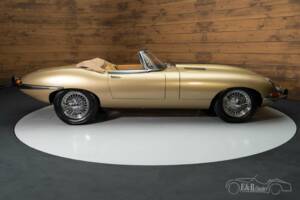 Image 11/18 de Jaguar E-Type (1967)