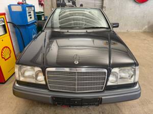 Bild 4/18 von Mercedes-Benz E 200 (1994)
