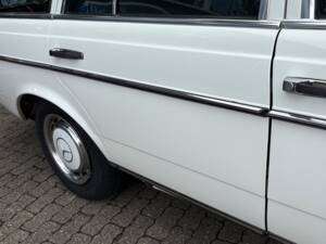 Image 60/66 of Mercedes-Benz 200 T (1984)