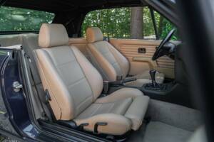 Bild 32/50 von BMW 320i (1989)