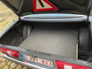 Image 19/23 of Mercedes-Benz 230 E (1984)