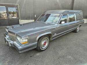 Image 1/8 of Cadillac Fleetwood Brougham (1992)