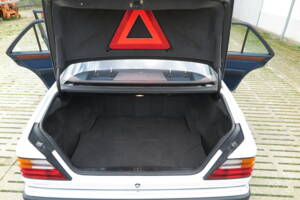 Image 29/71 of Mercedes-Benz 300 E 4-Matic (1990)