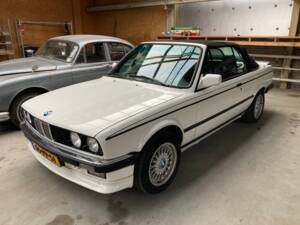 Image 2/34 de BMW 325i (1987)