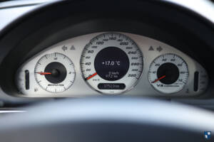 Image 76/84 of Mercedes-Benz E 55 AMG (2002)