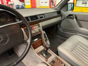 Image 9/16 of Mercedes-Benz 300 CE-24 (1989)