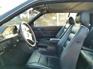 Image 17/36 of Mercedes-Benz 230 CE (1989)