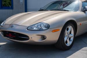 Image 4/91 de Jaguar XK8 4.0 (2000)