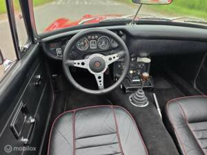 Image 20/44 of MG MGC (1969)