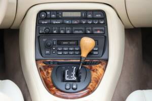 Image 13/50 de Jaguar XK8 4.0 (1997)