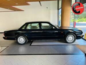 Image 1/15 de Jaguar XJ 8 Executive (1998)