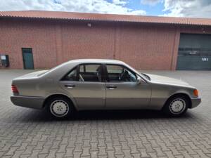 Image 2/103 de Mercedes-Benz 300 SE (1991)