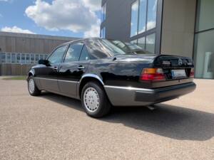Immagine 2/36 di Mercedes-Benz 300 E 4-Matic (1989)