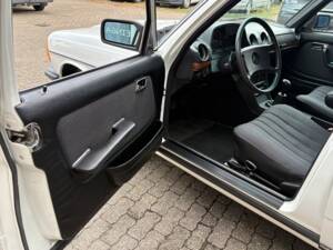 Image 16/66 of Mercedes-Benz 200 T (1984)