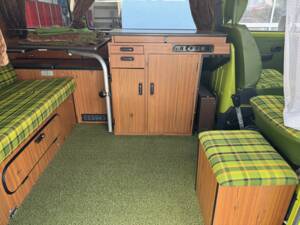 Image 70/100 of Volkswagen T2b Westfalia (1979)