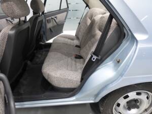 Bild 17/24 von Peugeot 305 (1986)