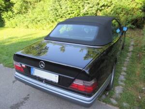 Image 163/171 of Mercedes-Benz E 220 (1994)