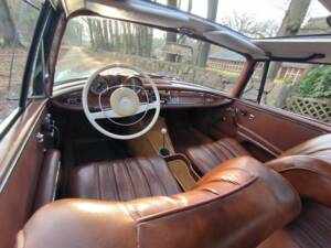 Image 25/54 of Mercedes-Benz 220 SE b (1963)