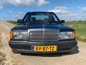 Immagine 3/8 di Mercedes-Benz 190 E 2.6 (1990)