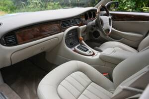 Immagine 34/50 di Jaguar XJ 8 Executive (2002)
