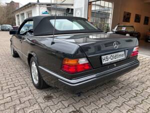 Image 17/28 of Mercedes-Benz 300 CE-24 (1993)