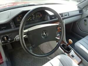 Bild 7/14 von Mercedes-Benz 230 E (1987)